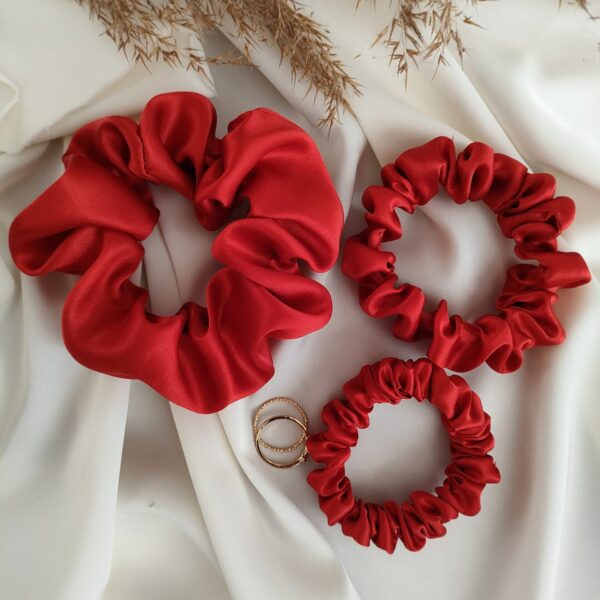 Jedwabna gumka scrunchie do włosów | czerwony