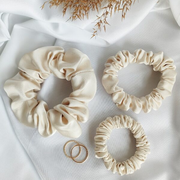 Gumka do włosów scrunchie wiskoza satynowa | zimny beż