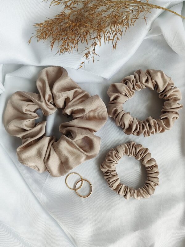 Gumka do włosów scrunchie wiskoza satynowa | ciepły beż