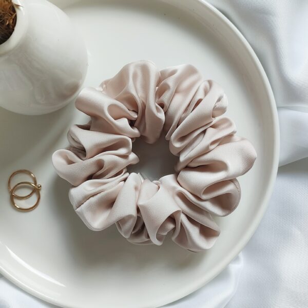 Gumka do włosów scrunchie satynowa duża | zimny beż