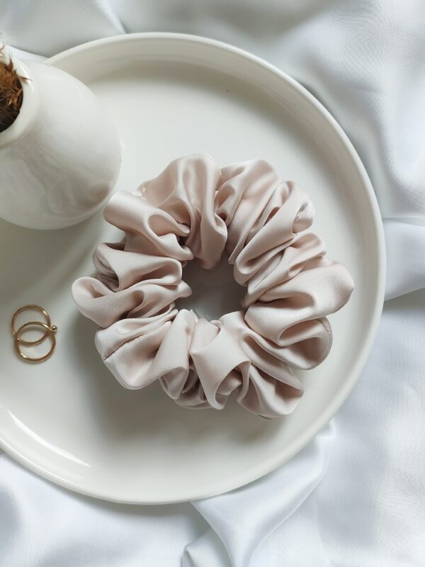 Gumka do włosów scrunchie satynowa duża | zimny beż