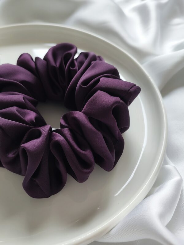 Gumka do włosów scrunchie satynowa duża | fioletowa, śliwka - obrazek 3