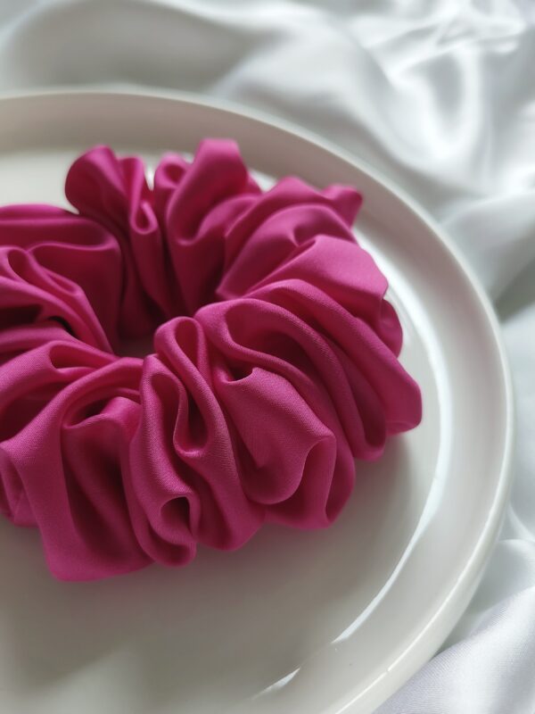 Gumka do włosów scrunchie satynowa duża | różowy, amarant - obrazek 3