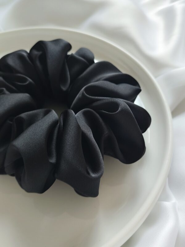 Gumka do włosów scrunchie satynowa duża | czarny - obrazek 3