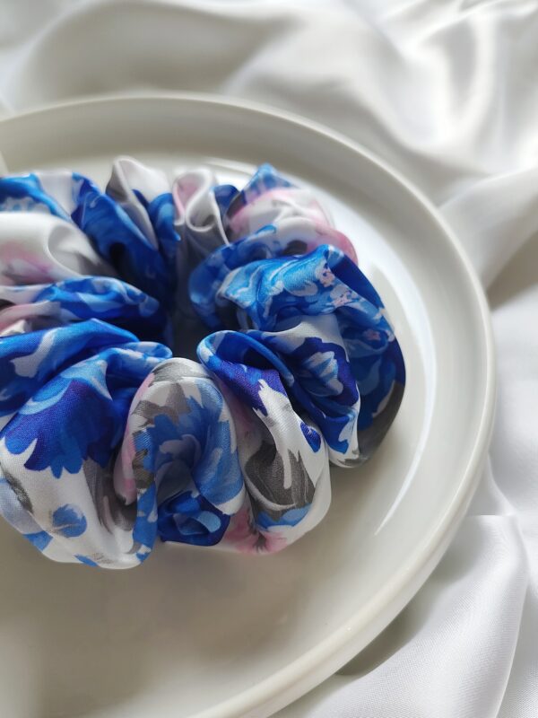 Gumka do włosów scrunchie satynowa duża | wzór kwiaty piwonia - obrazek 3