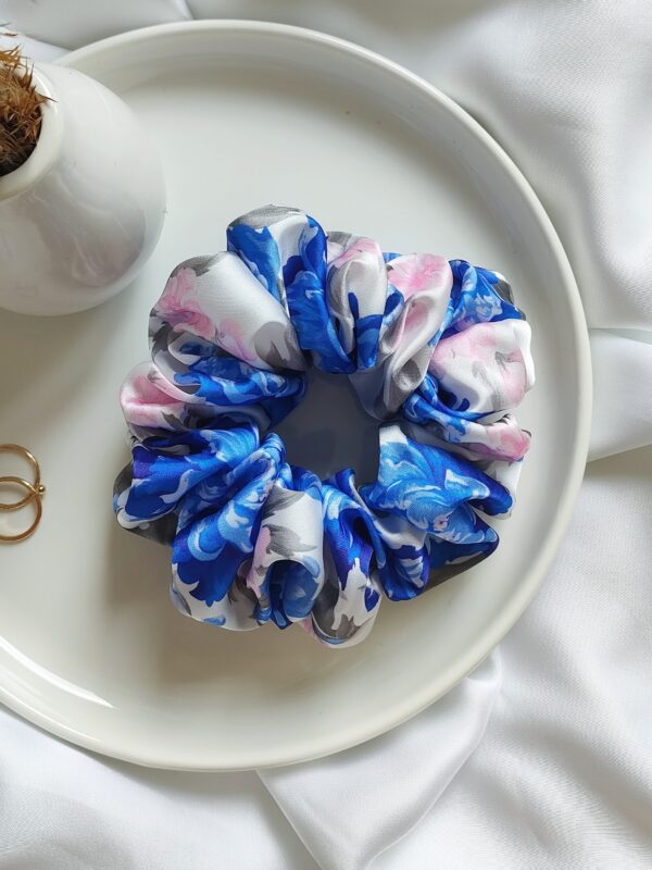 Gumka do włosów scrunchie satynowa duża | wzór kwiaty piwonia - obrazek 2