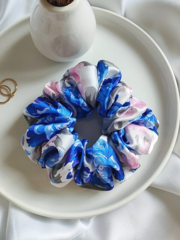 Gumka do włosów scrunchie satynowa duża | wzór kwiaty piwonia