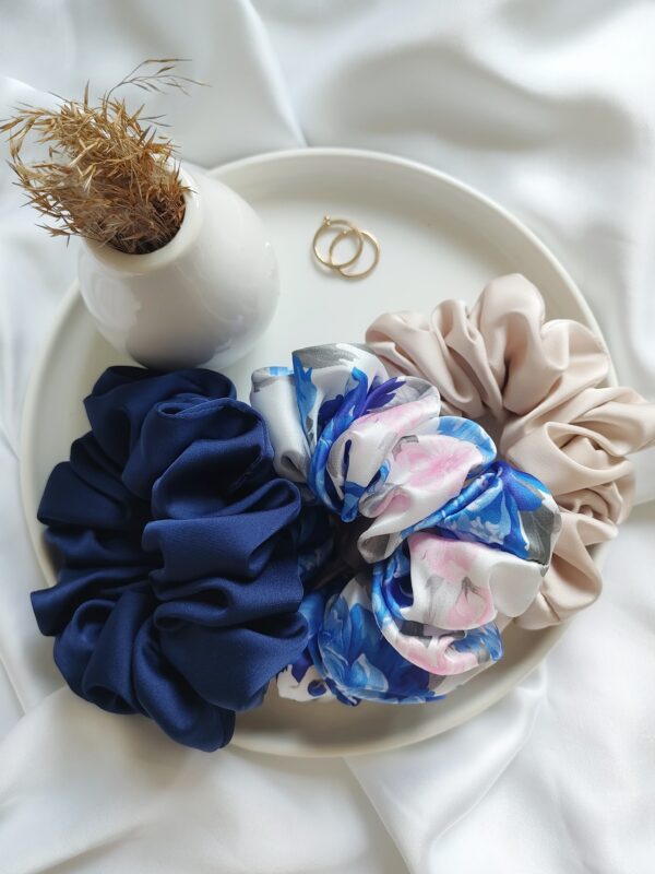 Gumka do włosów scrunchie satynowa duża | zimny beż - obrazek 4