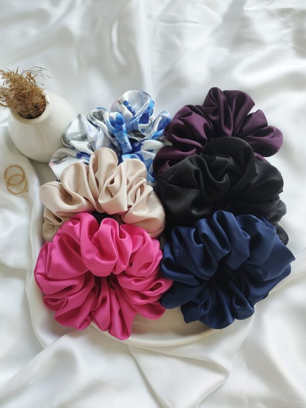 Gumka do włosów scrunchie satynowa duża | zimny beż - obrazek 5
