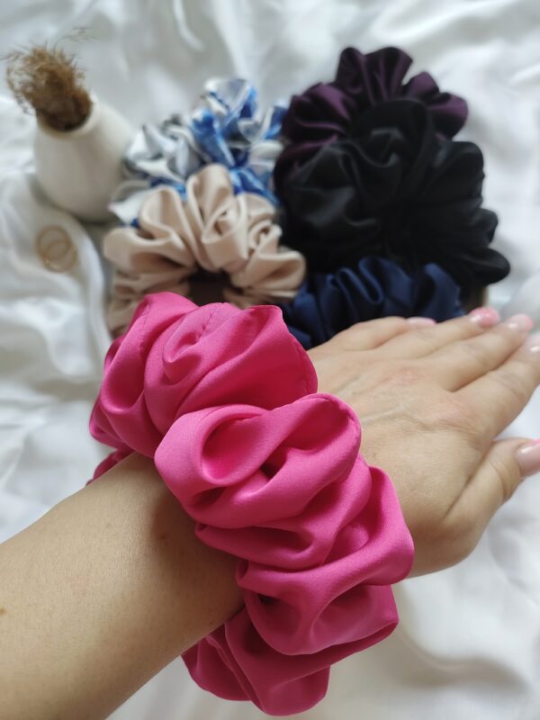 Gumka do włosów scrunchie satynowa duża | zimny beż - obrazek 6